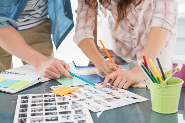 Kolleger brainstorming och redigera bilder — Stockfoto