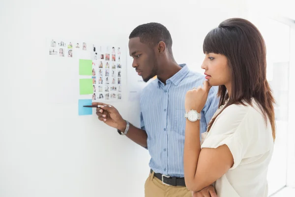 Thoughtful teamwork looking at sticky notes — Stock Photo, Image