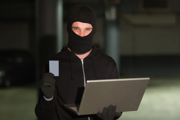 Hacker usando laptop para robar identidad — Foto de Stock