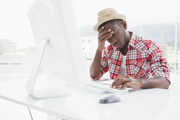 Homem de negócios casual concentrado usando computador — Fotografia de Stock