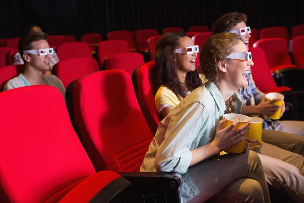 Jonge vrienden kijken naar een 3D-film — Stockfoto