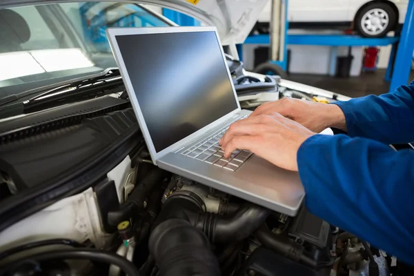 Mechanic laptop gebruikt op auto — Stockfoto