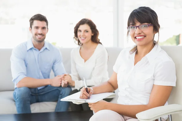 Terapista sorridente con pazienti — Foto Stock