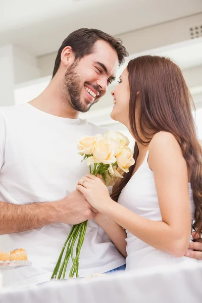 Man die geeft vriendin witte rozen — Stockfoto