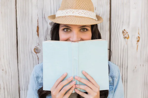 Mooie hipster lezen van een boek — Stockfoto