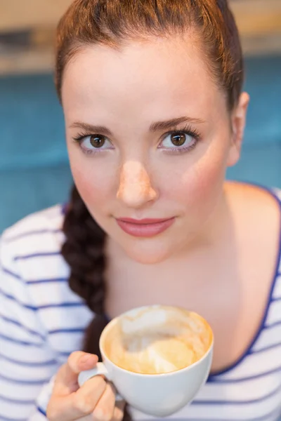 Młoda kobieta o cappuccino — Zdjęcie stockowe
