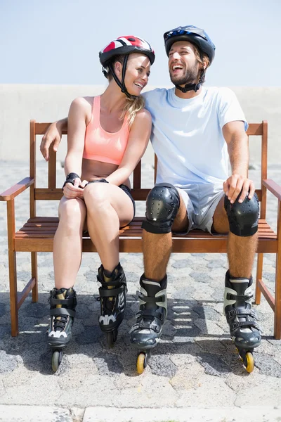 Fittes Paar macht sich bereit für Rollerblade — Stockfoto