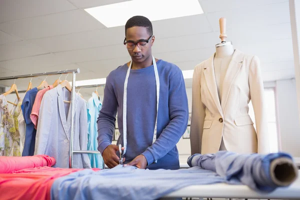 University student cutting fabric with a pair of scissors — Stock Photo, Image