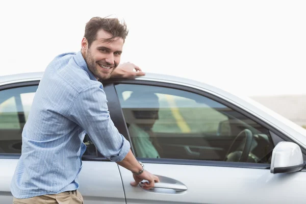 Joven abriendo la puerta — Foto de Stock