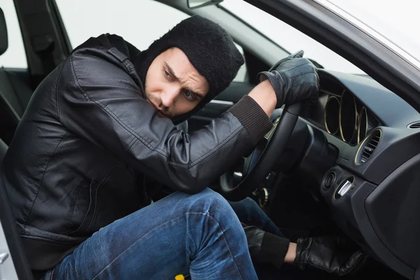 차에 침입 하는 도둑 — 스톡 사진