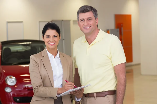 Businesswoman speaking with her client — Stock Photo, Image