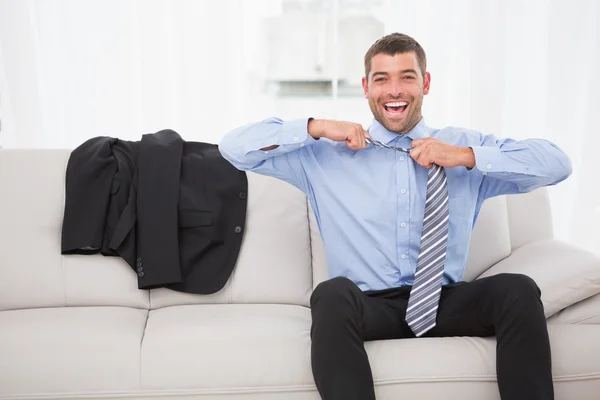 Biznesmen zdejmując krawat — Zdjęcie stockowe