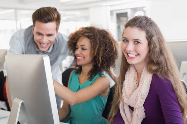 Studenten werken in computerlokaal — Stockfoto