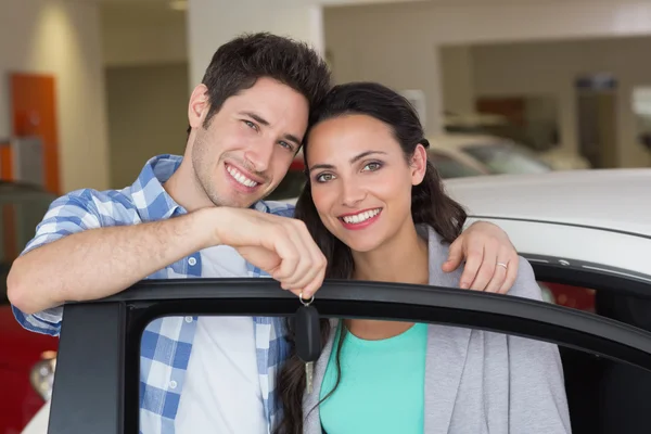 Ehepaar mit neuem Autoschlüssel — Stockfoto