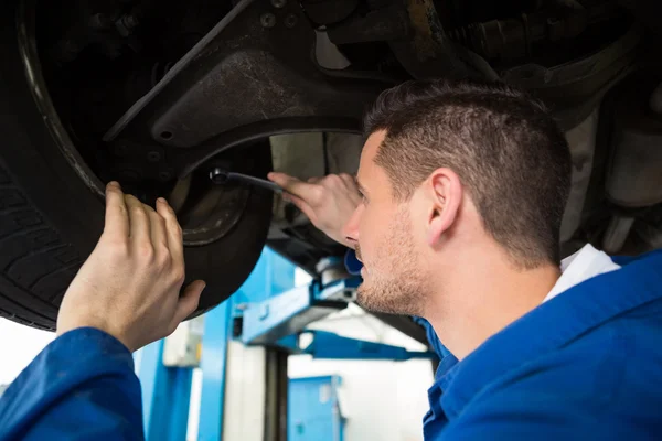 Mechaniker justiert das Reifenrad — Stockfoto