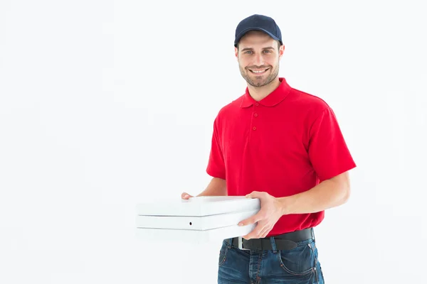 Feliz entrega hombre sosteniendo cajas de pizza —  Fotos de Stock