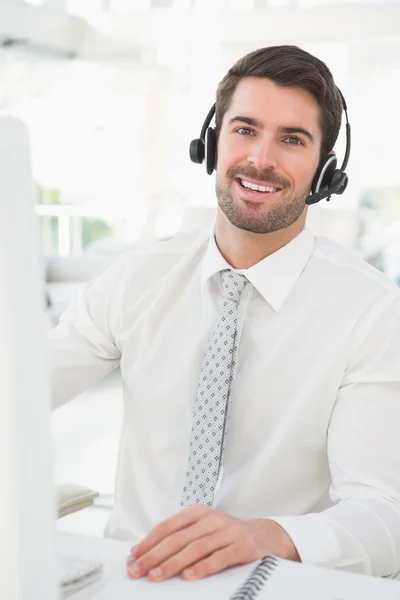 Homem de negócios feliz com fone de ouvido interagindo — Fotografia de Stock