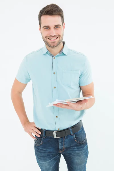 Corriere sorridente uomo con appunti — Foto Stock