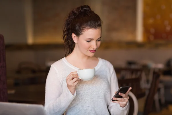 Půvabná brunetka mluví po telefonu — Stock fotografie