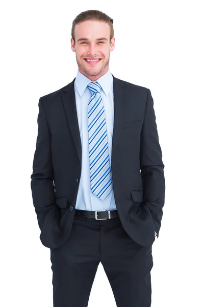 Sorrindo elegante homem de negócios com as mãos nos bolsos — Fotografia de Stock
