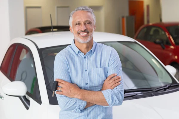 Lächelnder Kunde mit verschränkten Armen — Stockfoto