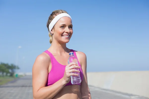 Fit blonde staande op de pier — Stockfoto