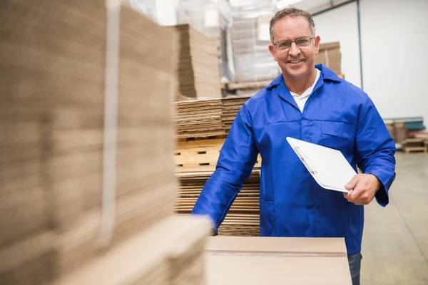 Lagerarbeiter überprüft seine Liste — Stockfoto