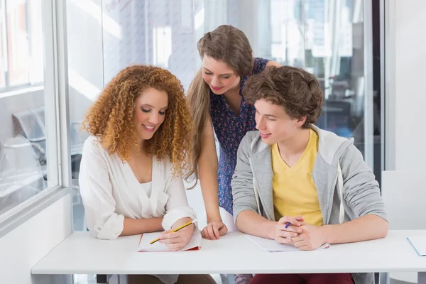 Studenten werken samen in de klas — Stockfoto