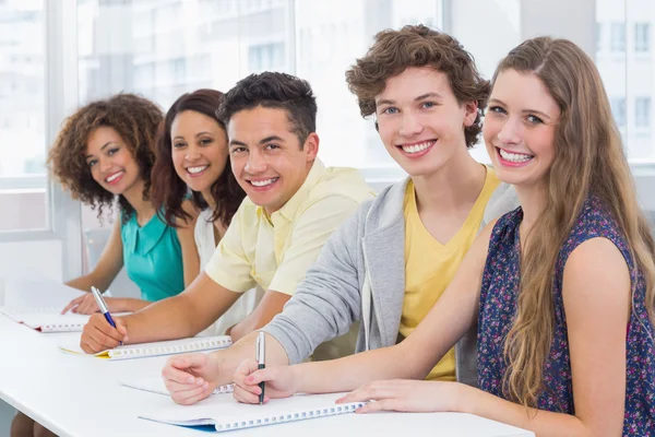 Estudantes de moda tomando notas na aula — Fotografia de Stock