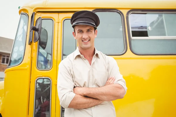 Motorista de ônibus sorridente olhando para a câmera — Fotografia de Stock