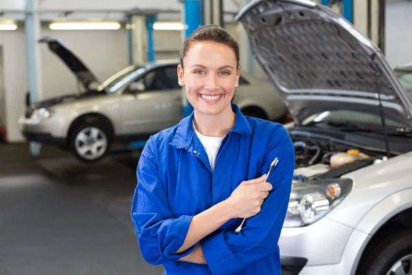 Lächelnder Mechaniker blickt in die Kamera — Stockfoto