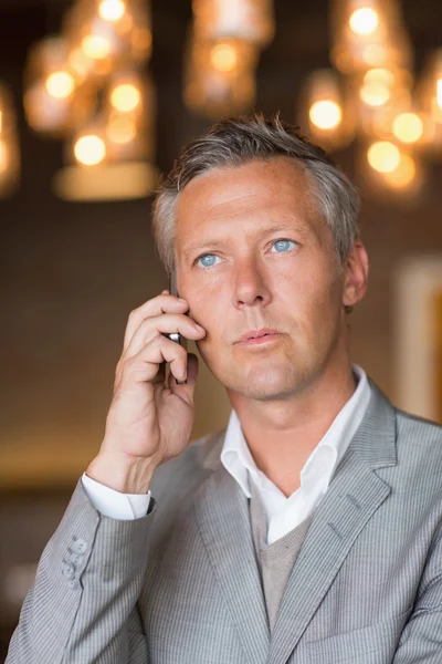 Homem de negócios sério falando ao telefone — Fotografia de Stock