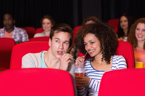 Giovane coppia guardando un film — Foto Stock