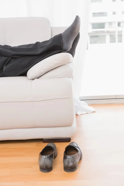 Entspannter Mann auf dem Sofa — Stockfoto