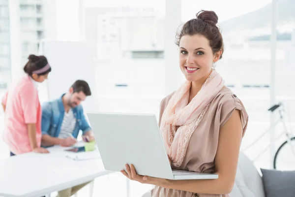 Empresária feliz de pé e usando laptop — Fotografia de Stock