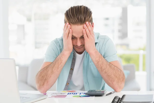 Stressad affärsman som täcker hans ansikte — Stockfoto