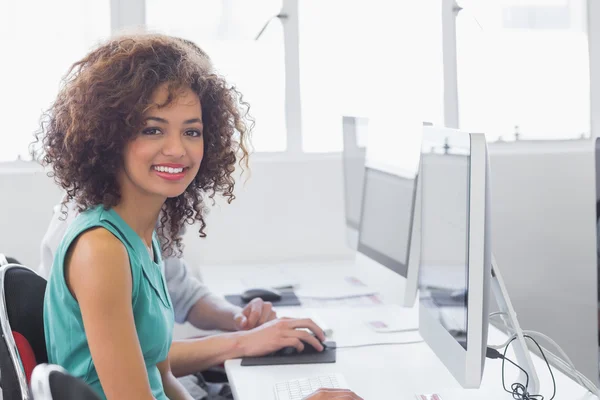 Studenter arbetar i datasal — Stockfoto