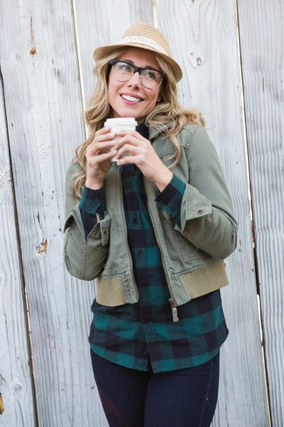 Rubia en sombrero sosteniendo taza desechable —  Fotos de Stock