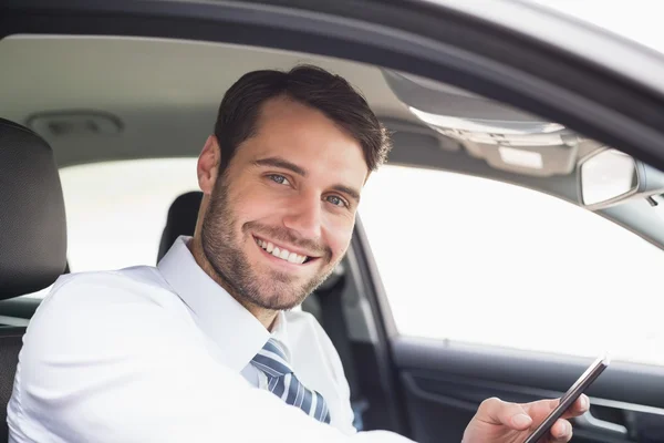 Affärsman skicka ett textmeddelande — Stockfoto