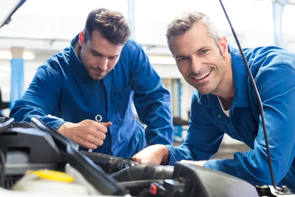 Mechaniker-Team arbeitet zusammen — Stockfoto