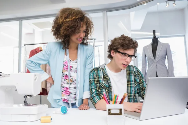 Estudiantes trabajando juntos con laptop — Foto de Stock