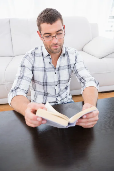 Vážný muž čtení muž — Stock fotografie