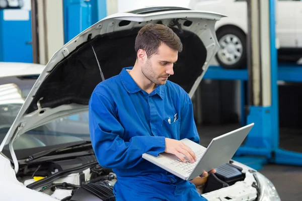 Mechanic using his laptop — Stock Photo, Image