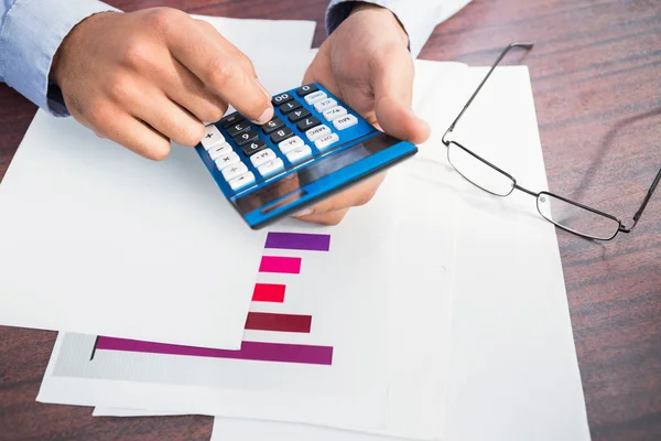 Vinger met behulp van calculator op Bureau — Stockfoto