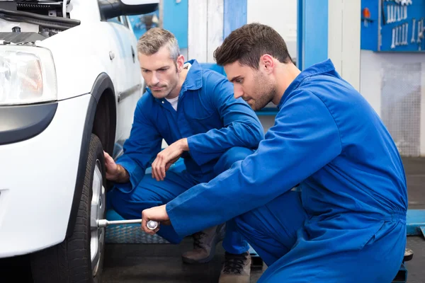 Zespół mechaników pracujących razem — Zdjęcie stockowe