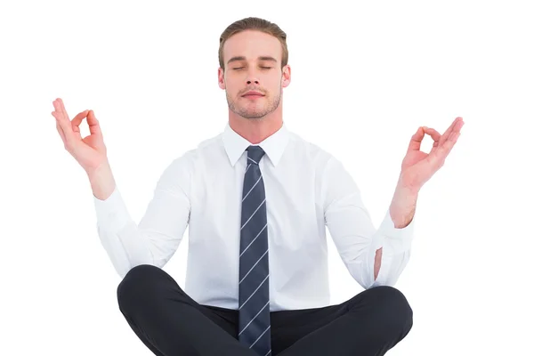蓮のポーズで瞑想するビジネスマンは — ストック写真