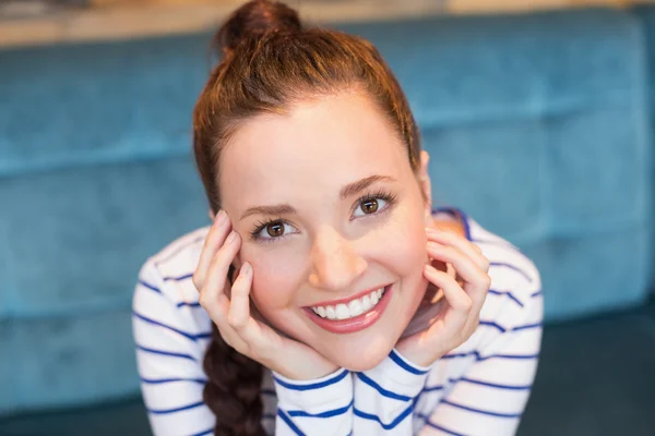 Young woman smiling at camera — Stock Photo, Image