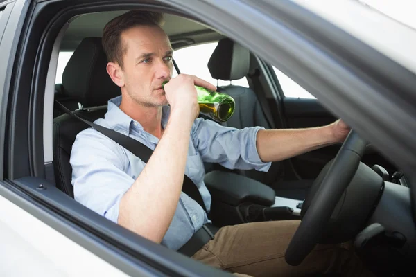 Uomo che beve birra mentre guida — Foto Stock