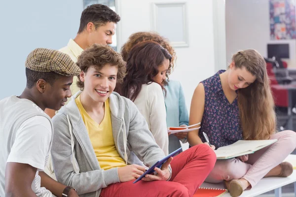 Czytanie ich uwagi studentów mody — Zdjęcie stockowe