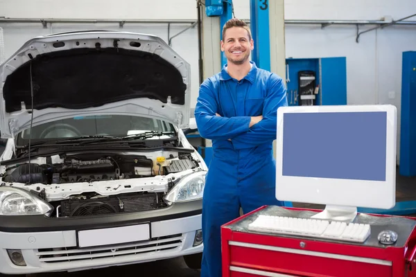 Mechanik uśmiechając się do kamery — Zdjęcie stockowe